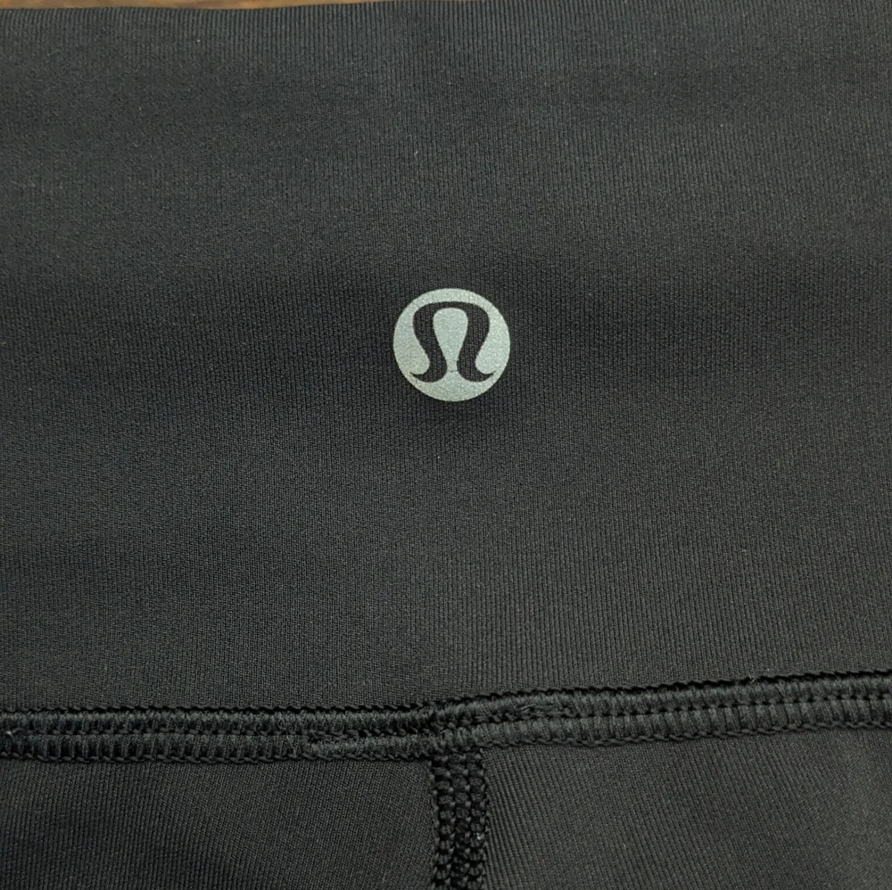 Lululemon Woman's Yoga Align Crop Leggings 20" Inseam, size 6 Black - Picture 8 of 10